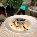 Mousseline de batata com lascas de bacalhau e farofa de azeitonas