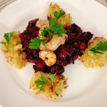 Polvo e camarões ao vinho servidos com aipim crocante