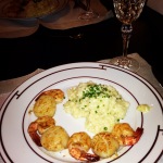 Risoto de limão siciliano e gruyere, acompanhando vieiras e camarões na manteiga