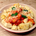 Nhoque de batata com molho de tomate e manjericão