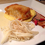 Peixe branco com crosta de pão e parmesão e creme de limão