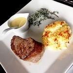 Filet mignon ao molho Béarnaise com batatas gratinadas