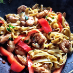 Macarrão tailandês com camarões