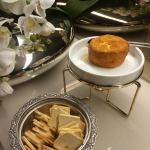 Camembert empanado com mel trufado