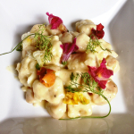 Nhoque com vieiras e molho de parmesão trufado