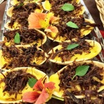 Barquetes recheadas com musseline de batata baroa e carne seca crocante