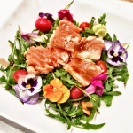 Salada verde com salmão selado