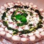 Carpaccio de polvo com pesto de manjericão