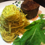 Filet mignon com talharim ao molho pesto