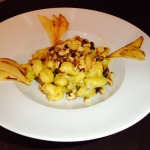 Noque com molho de gorgonzola com nozes e pera grealhada