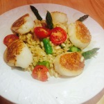 Vieiras grelhadas com risoto de aspargos