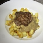 Nhoque com molho de cogumelos e paillard de filé